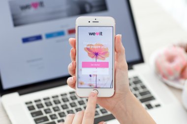 İPhone 6s tutan kadın Rose Altın hizmeti ile biz kalp 