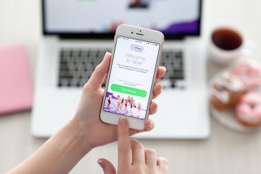 İPhone 6s tutan kadın ekranda Viber ile Rose Altın