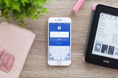 iPhone 6s hizmet Facebook üstünde belgili tanımlık perde ile Rose Altın 