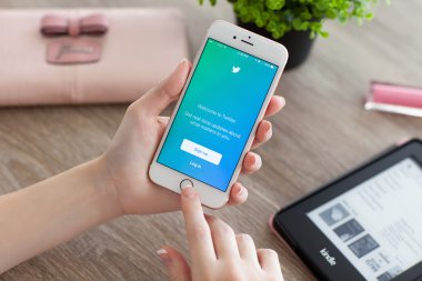 İPhone 6s tutan kadın ekran heyecan ile Rose Altın