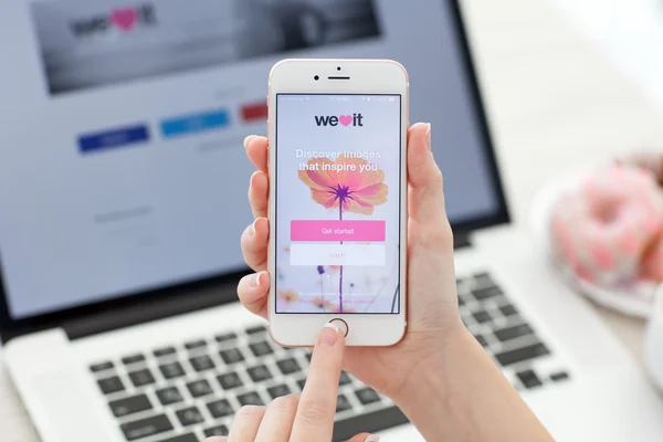 Woman holding iPhone 6S Rose Gold with service We heart it — Stock Photo, Image