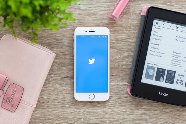 IPhone 6s Rose guld med Twitter på skärmen — Stockfoto