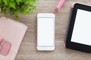 Beyaz telefon ile izole ekran ve e-binici kadın masada