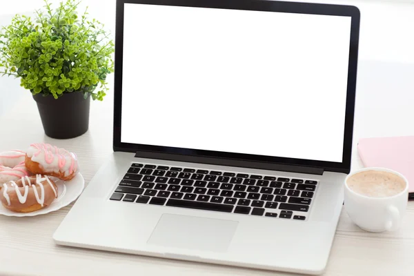 Notebook com tela isolada na mesa no escritório — Fotografia de Stock