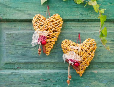 Kalp şeklinde hasır kolyeler.