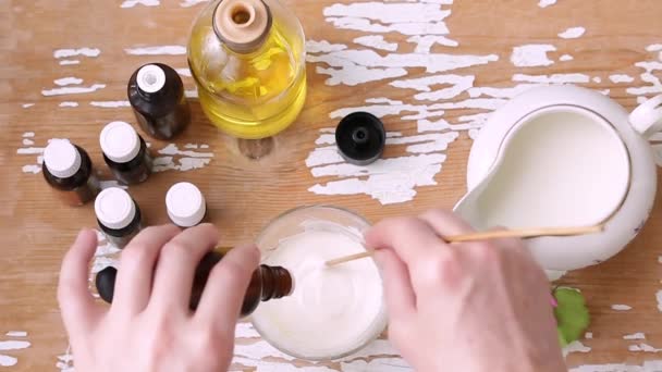 Dámské Ruce Míchat Různé Přírodní Ingredience Pro Kosmetický Krém — Stock video