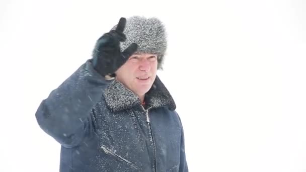 Ένας Άντρας Στο Φόντο Μιας Χιονισμένης Πεδιάδας Μια Χιονόπτωση — Αρχείο Βίντεο