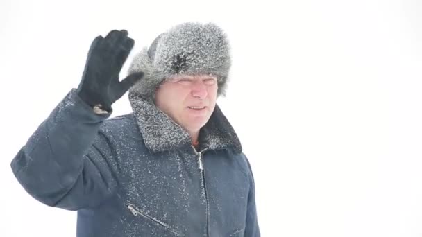 雪に覆われた平野の背景にいる男 — ストック動画