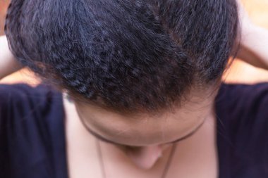 Bir kadının kafasındaki saçlar.