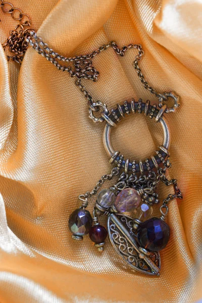Ожерелье на шелке — стоковое фото