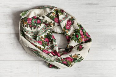 Başörtüsü ahşap arka plan üzerinde