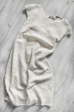 Ahşap zemin üzerinde elbise