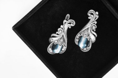 bir kutu içinde küpe