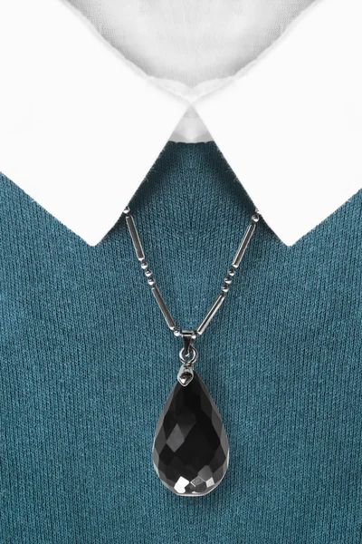 Halskette am Pullover — Stockfoto