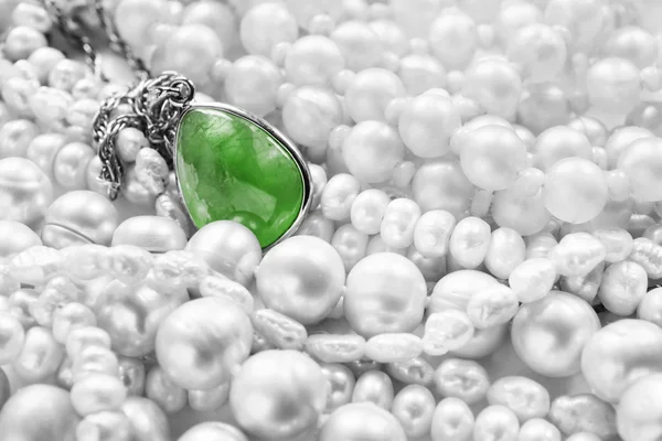 Emerald hanger en pearl — Stockfoto