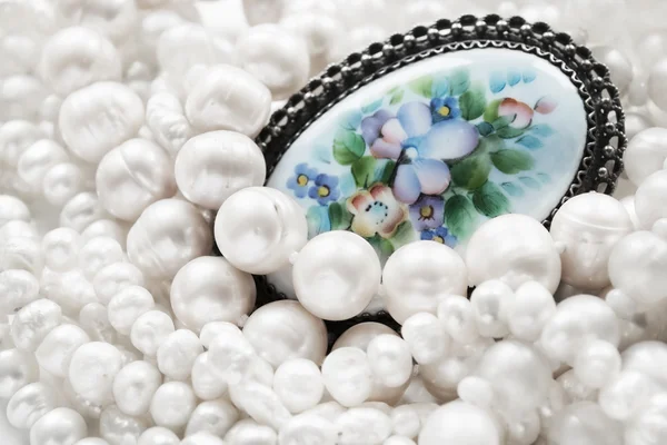 Brooch and pearls — Stock Photo, Image