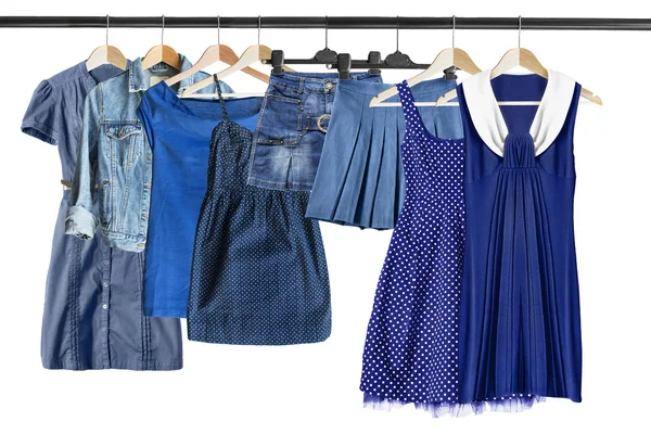 Blaue Kleidung auf Kleiderständern — Stockfoto