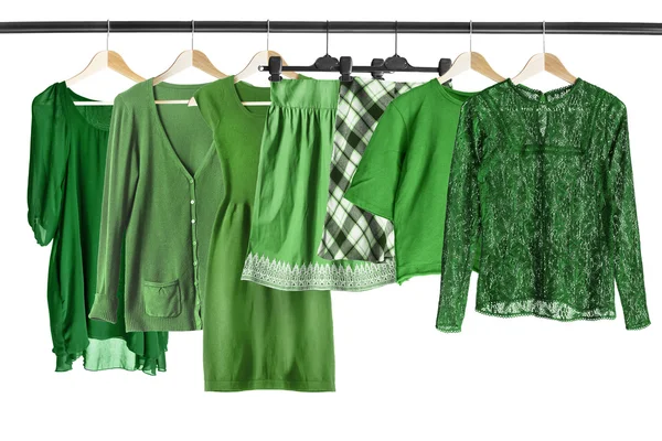 Зеленая одежда на вешалке — стоковое фото