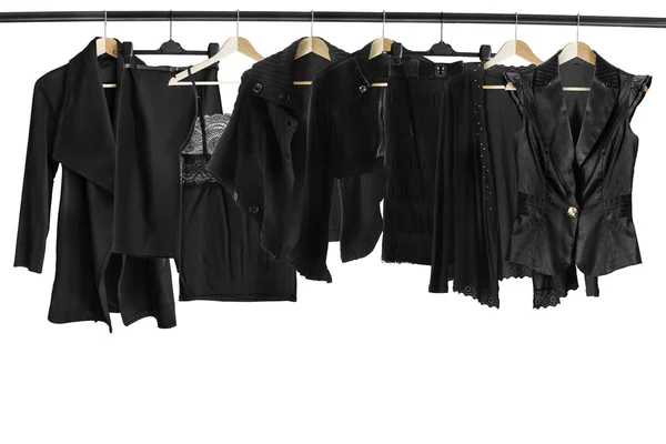 Czarne ubrania na wieszaki na ubrania — Zdjęcie stockowe
