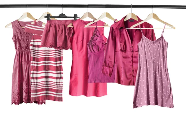 Růžové šaty na oblečení regály — Stock fotografie