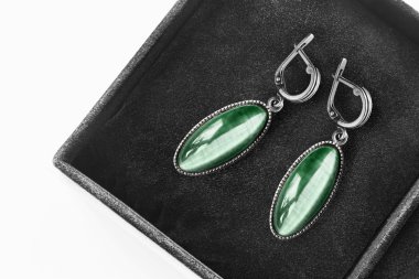 bir kutu içinde küpe