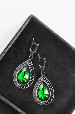 bir kutu içinde küpe