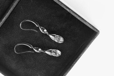 bir kutu içinde küpe