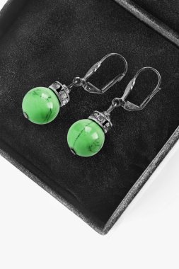 bir kutu içinde küpe