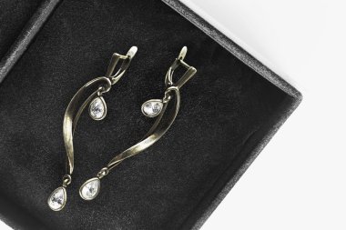 bir kutu içinde küpe