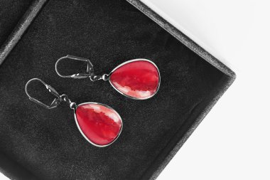 bir kutu içinde küpe