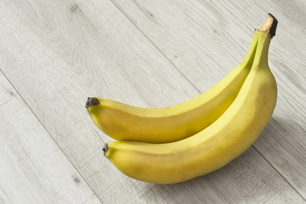Банани на дерев'яній підлозі — стокове фото