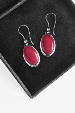 bir kutu içinde küpe