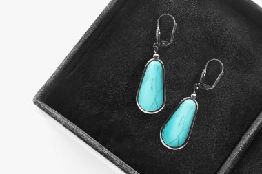 bir kutu içinde küpe