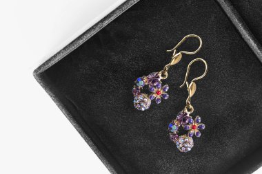 bir kutu içinde küpe