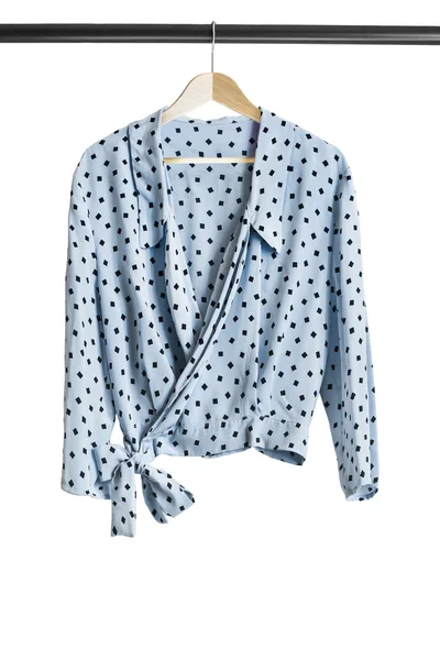 Блузка на стелажі для одягу — стокове фото