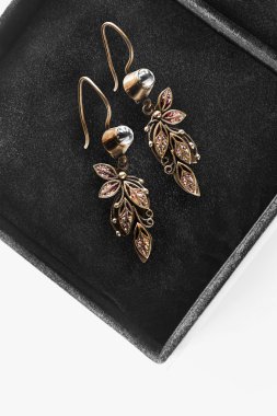 bir kutu içinde küpe