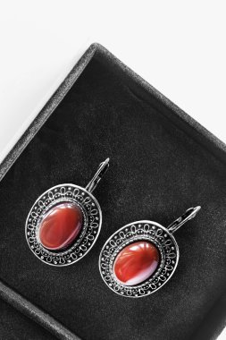 bir kutu içinde küpe