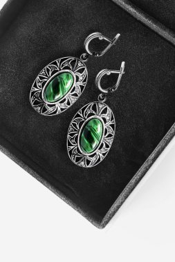 bir kutu içinde küpe