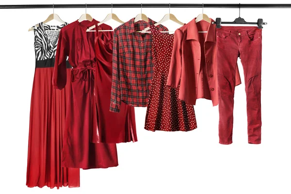 Ropa roja en bastidores de ropa — Foto de Stock