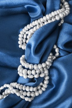 İnci saten üzerinde