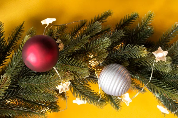 Kerst Decoraties Close Gele Achtergrond — Stockfoto