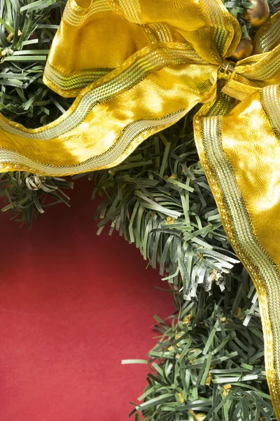 Ghirlanda Natale Con Nastro Dorato Primo Piano Sfondo Rosso — Foto Stock