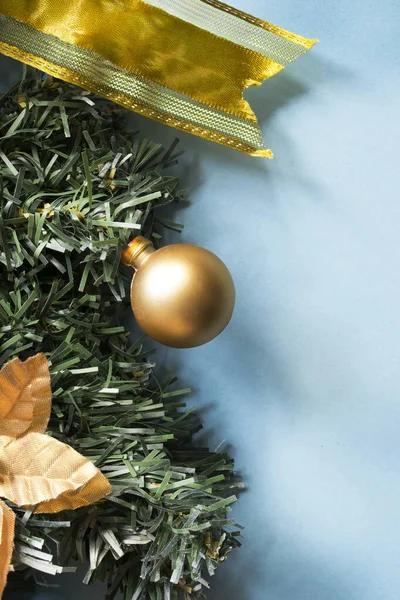 Χριστουγεννιάτικο Δέντρο Υποκατάστημα Χρυσή Διακόσμηση Μπλε Φόντο Closeup — Φωτογραφία Αρχείου
