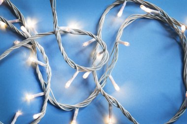 Mavi arkaplanda beyaz ışık çelengi yakın plan