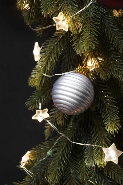 Kerst Boom Tak Met Licht Ballen Closeup Zwarte Achtergrond — Stockfoto