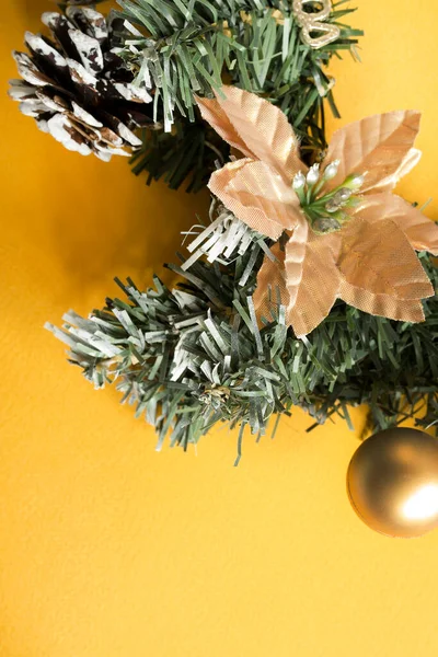 Parte Corona Navidad Decorativa Sobre Fondo Amarillo —  Fotos de Stock