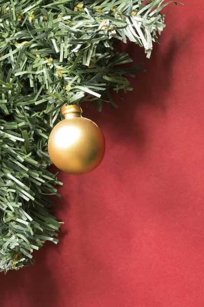 Kerstboom Tak Met Gouden Bal Rode Achtergrond Closeup — Stockfoto