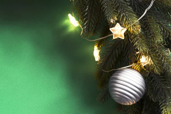 Kerstboom Tak Met Verlichting Close Groene Achtergrond — Stockfoto