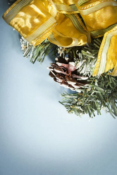 Zweig Des Weihnachtsbaums Mit Zapfen Und Goldenem Band Auf Blauem — Stockfoto