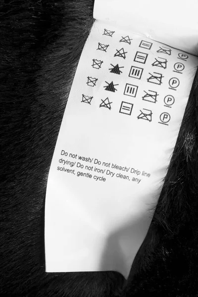 Инструкции Уходу Одеждой Этикетка Фоне Черного Меха — стоковое фото